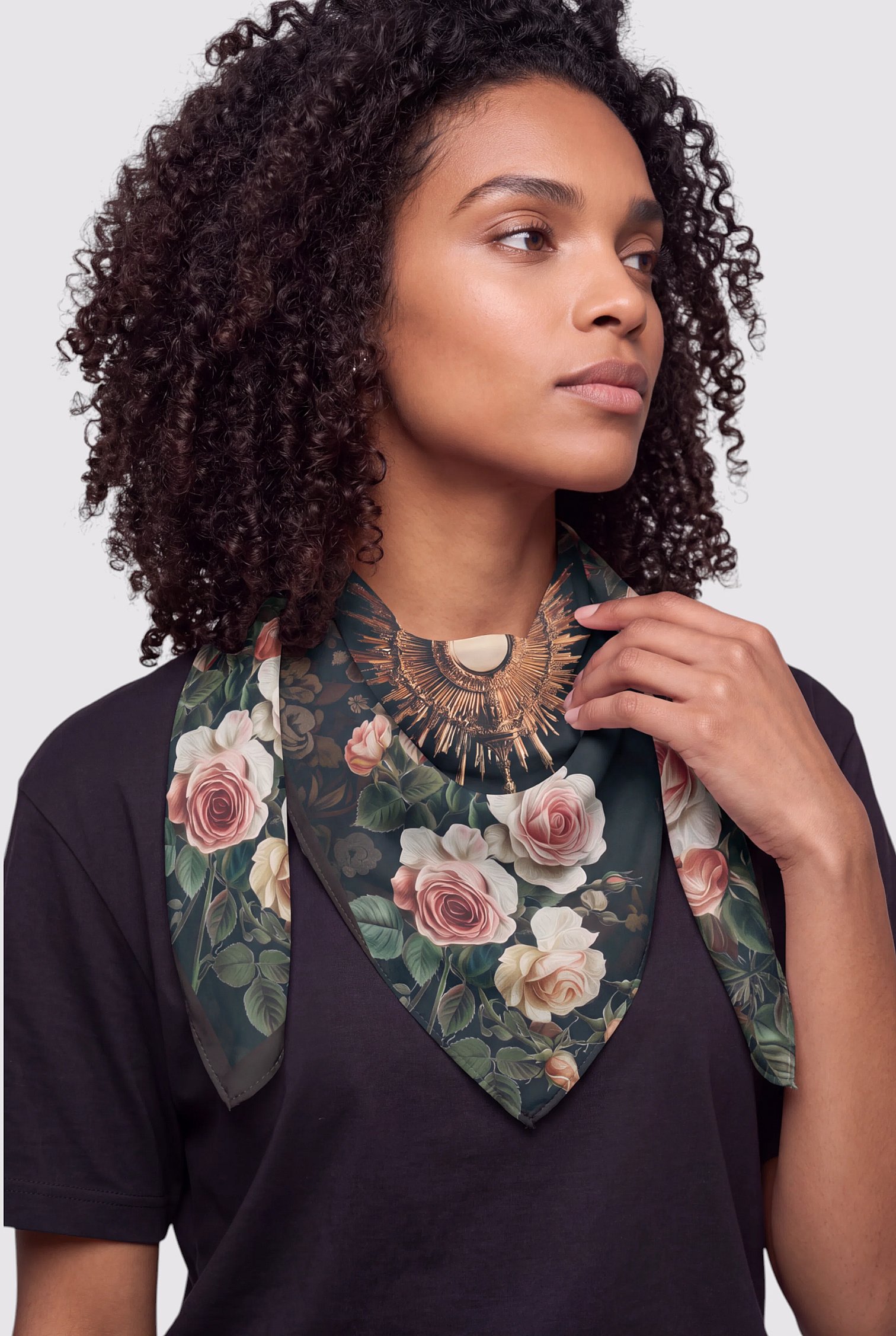 Lenço Feminino Santíssimo Sacramento Preto com Estampa de Rosas