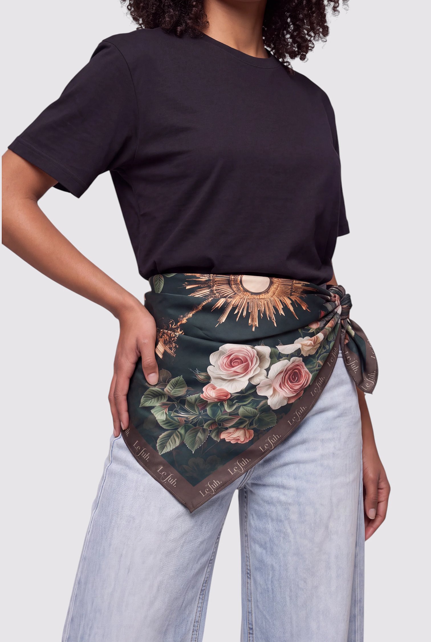 Lenço Feminino Santíssimo Sacramento Preto com Estampa de Rosas